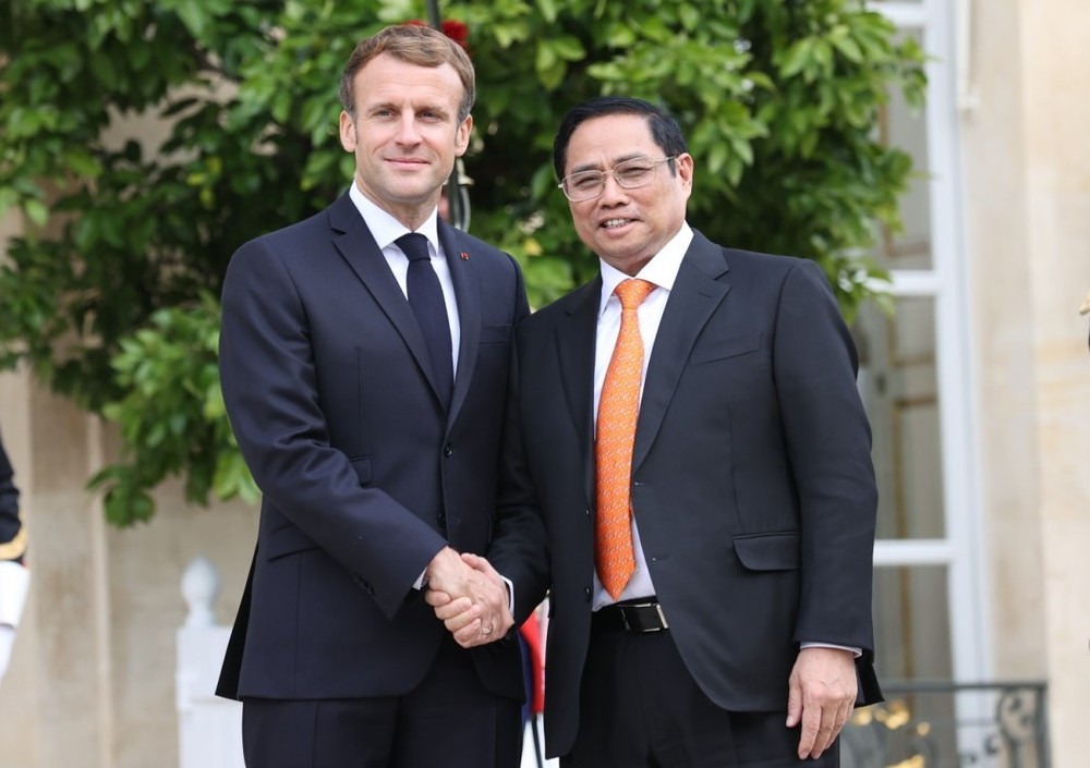 PM Pham Minh Chinh meets French President ảnh 1