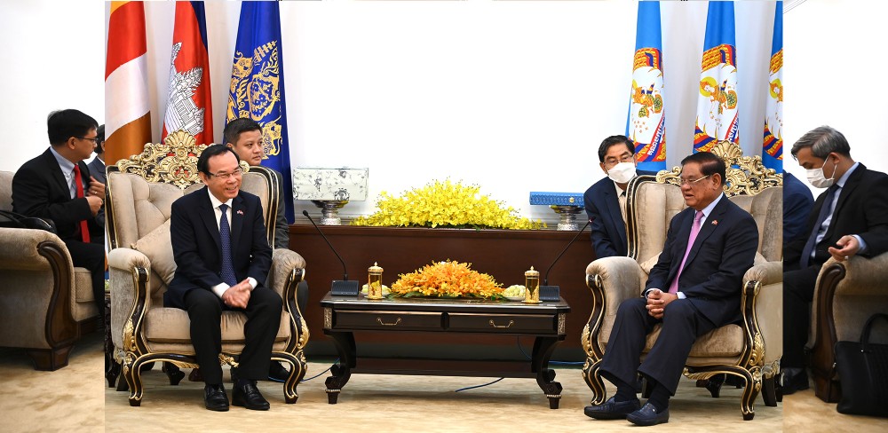 Cambodian Deputy Prime Minister, Samdech Sar Kheng receives Secretary of HCMC Party Committee Nguyen Van Nen and HCMC high-ranking officials on December 17. (Photo: SGGP) Cambodian Deputy Prime Minister, Samdech Sar Kheng receives Secretary of HCMC Party Committee Nguyen Van Nen and HCMC high-ranking officials on December 17. (Photo: SGGP)