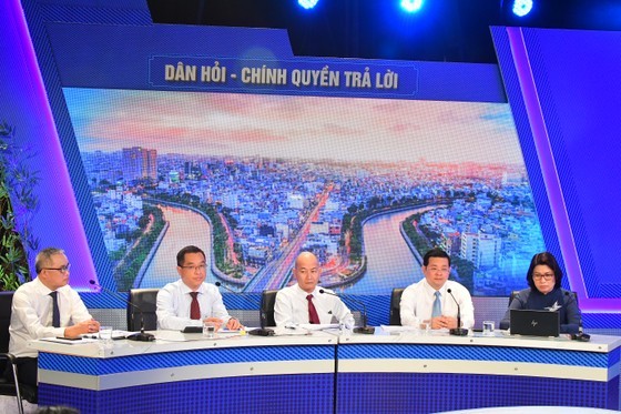 Leaders of HCMC agencies answer questions of residents and businesses at the program