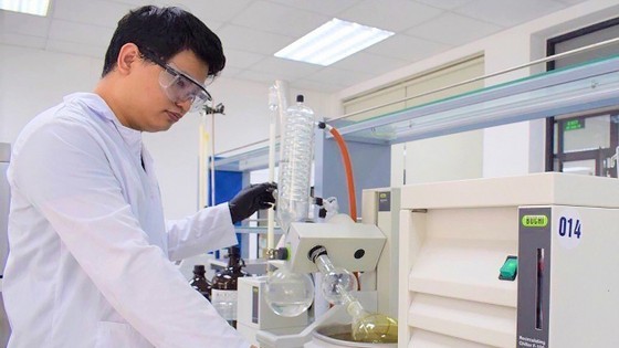 MS. Dr. Truong Thanh Tung working in his lab