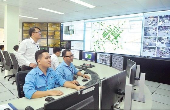 The Smart Traffic Monitoring and Operation Center in Ho Chi Minh City helps monitor traffic, control signal lights, provide traffic information, and handle violations (Illustrative photo: SGGP) The Smart Traffic Monitoring and Operation Center in Ho Chi Minh City helps monitor traffic, control signal lights, provide traffic information, and handle violations (Illustrative photo: SGGP)