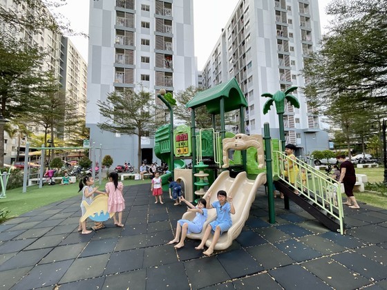 Children are playing in the playground of a social housing area in HCMC (Photo: SGGP) Children are playing in the playground of a social housing area in HCMC (Photo: SGGP)
