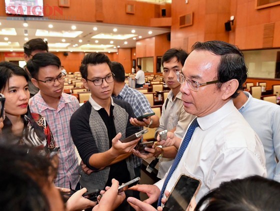 Secretary of HCMC Party Committee Nguyen Van Nen speaks to media about the establishment of 13 inspection teams for key projects on the sideline of the 9th thematic session of the HCMC People's Council on April 18 (Photo: SGGP) Secretary of HCMC Party Committee Nguyen Van Nen speaks to media about the establishment of 13 inspection teams for key projects on the sideline of the 9th thematic session of the HCMC People's Council on April 18 (Photo: SGGP)