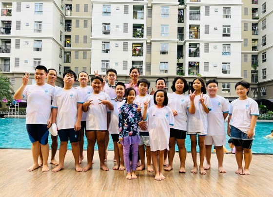 Anh Vien and the children at her swimming club (Photo: SGGP)