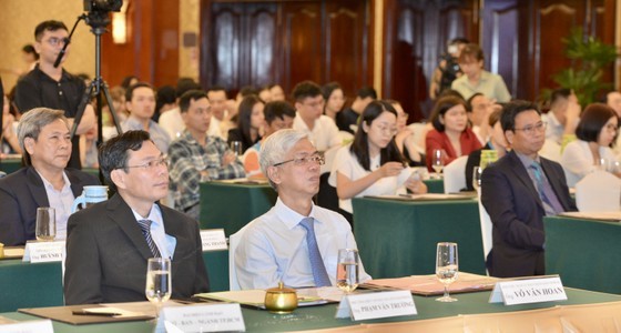 Deputy Editor-in-Chief Pham Van Truong of SGGP Newspaper (front, L), Vice Chairman of HCMC People's Committee Vo Van Hoan (R) and delegates at the Green Trade Forum 2023 on June 14 (Photo: SGGP)