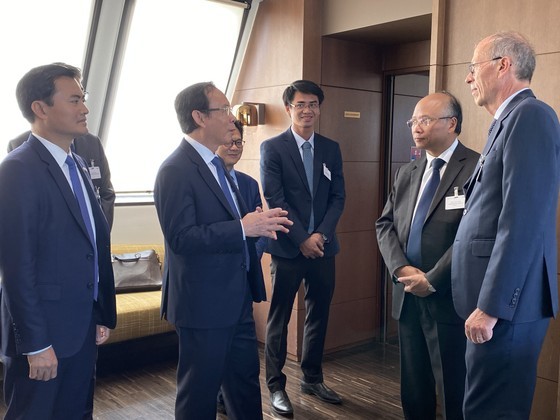 HCMC’s authorities are exchanging ideas with François Corbin, Chairman of the Mouvement des entreprises de France (MEDEF) (Photo: SGGP)