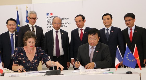 Director of the Department of Planning and Architecture of Ho Chi Minh City Nguyen Thanh Nha (R) and Ms. Helene Peskine, Permanent Secretary of the Plan Urbanisme Construction Architecture (PUCA) sign a Memorandum of Understanding (Photo: SGGP)
