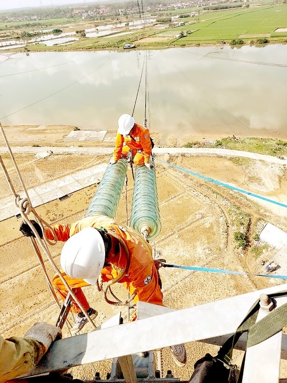 Electricity workers maintain 500kV North-South transmission lines