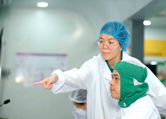 Ms. Ho Thuy Bao Nhu is guiding and training workers Ms. Ho Thuy Bao Nhu is guiding and training workers