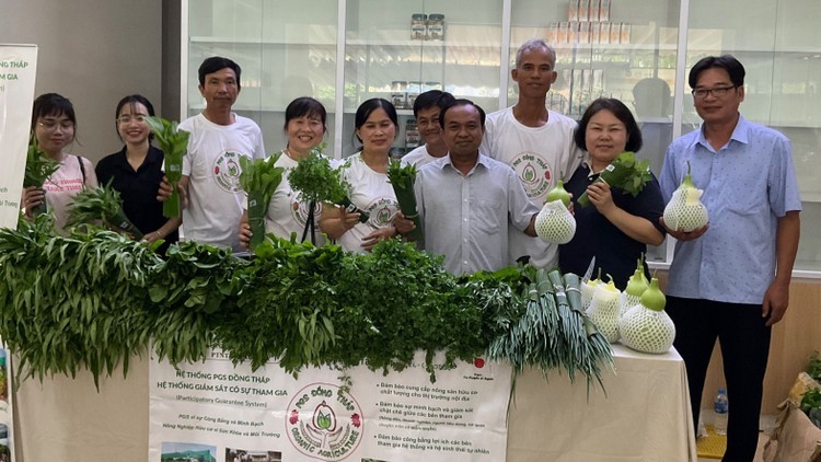 Ms. Ino Mayu (the second person from the right) and farmers participating in Dong Thap PGS organic products at the Kind Green Market