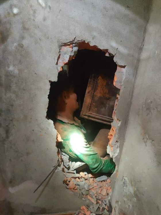 The man manages to escape from his collapsed house