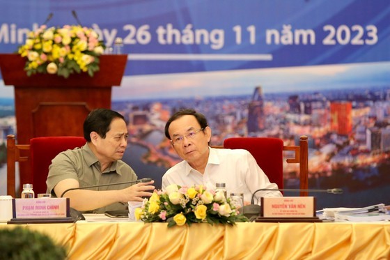 Prime Minister Pham Minh Chinh (L) talks to Secretary of the HCMC Party Committee Nguyen Van Nen in the conference (Photo: SGGP)