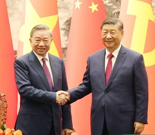 Party General Secretary, President of Vietnam To Lam and General Secretary, President of China Xi Jinping shake hands at their talks in Beijing on Monday. (Photo: VNA/VNS)