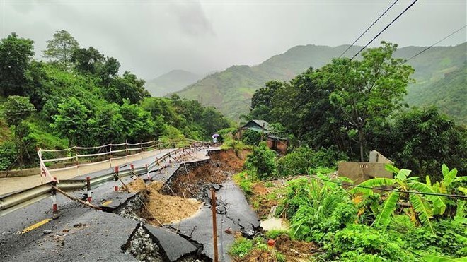 A section of National Highway 15C through Muong Lat district in Thanh Hoa province is damaged by prolonged heavy rains and floods caused by Typhoon Yagi. (Photo: VNA)
