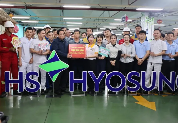 Prime Minister Pham Minh Chinh visits HS Hyosung Group during his working visit to the central province of Quang Nam on February 8