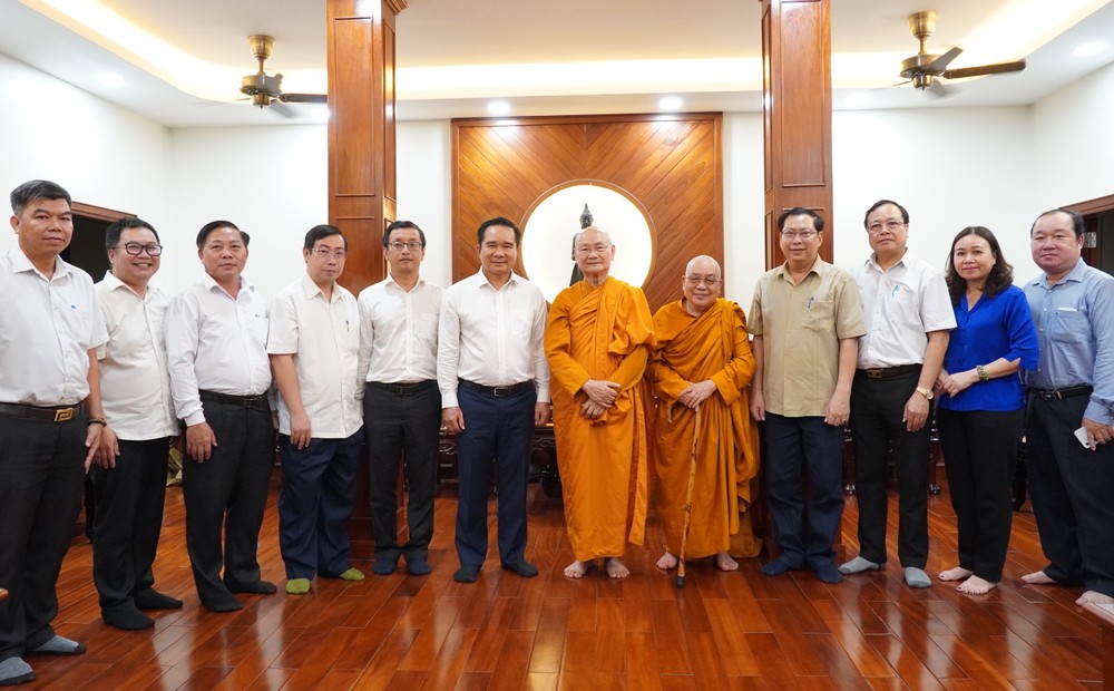 Chairman of the Ho Chi Minh City People’s Committee Nguyen Van Duoc and delegates pose for a commemorative photo with Most Venerable Vien Minh and Most Venerable Ho Chanh. (Photo: SGGP/Thu Huong)