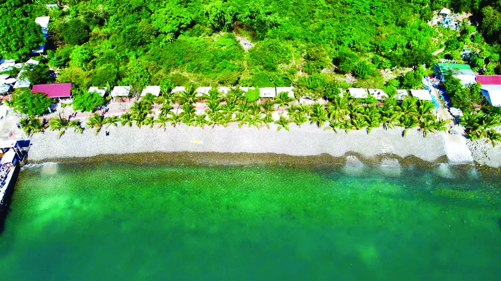 Bãi Tranh nhìn từ trên cao tuy không dài nhưng mang trong mình vẻ đẹp hoang sơ.