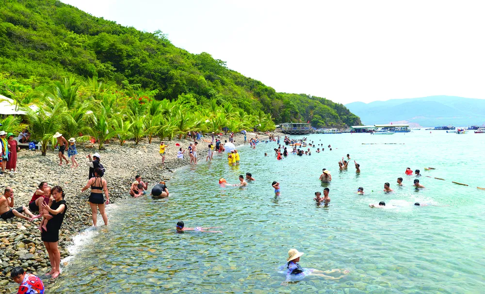 Phần bãi sỏi có thể nhìn thấy từng viên sỏi trong lòng nước trong vắt.