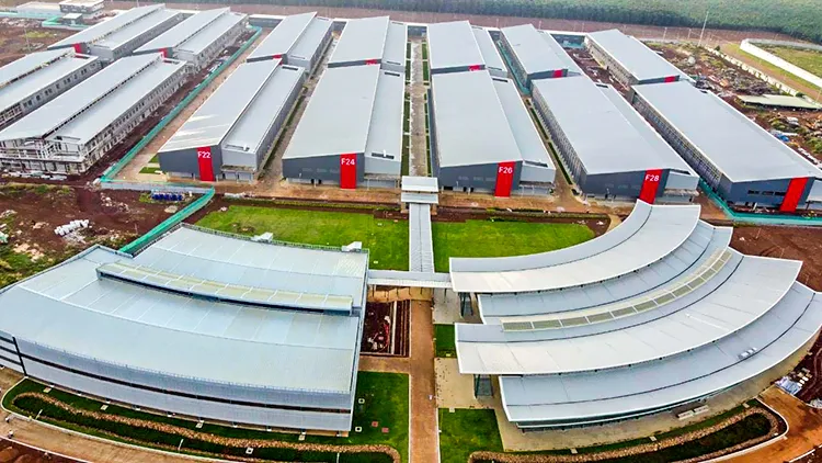 Quang cảnh nhà máy của Công ty TNHH Longwell tại KCN Dầu Giây, Đồng Nai. Đây là nhà máy sản xuất giày lớn nhất Đông Nam Á cho các thương hiệu nổi tiếng như Nike, Adidas... Phần mái nhà xưởng áp dụng vật liệu tôn COLORBOND® tích hợp công nghệ mạ ma trận 4 lớp ActivateTM cùng giải pháp tấm lợp LYSAGHT® SMARTSEAM™, đem lại sự an tâm cho chủ đầu tư về độ bền và chống dột tối ưu cho công trình.