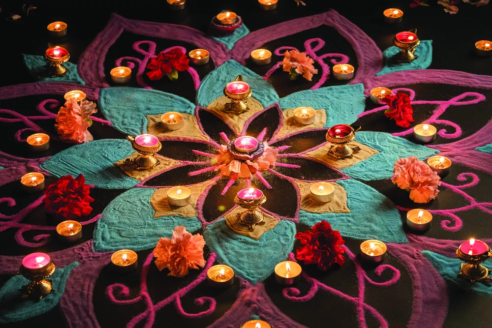 Lễ hội ánh sáng Diwali, đèn màu được trang trí lung linh khắp nơi.