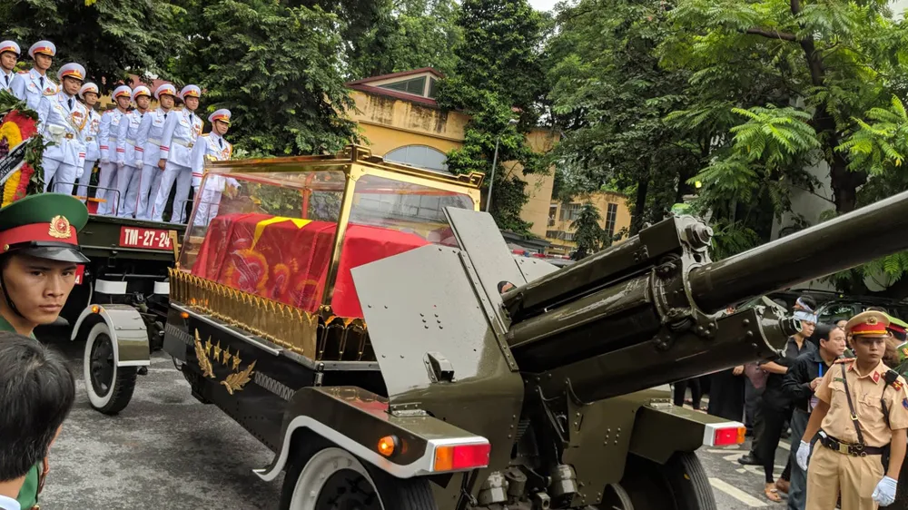 Xúc động tiễn đưa Chủ tịch nước Trần Đại Quang về nơi an nghỉ cuối cùng ảnh 26