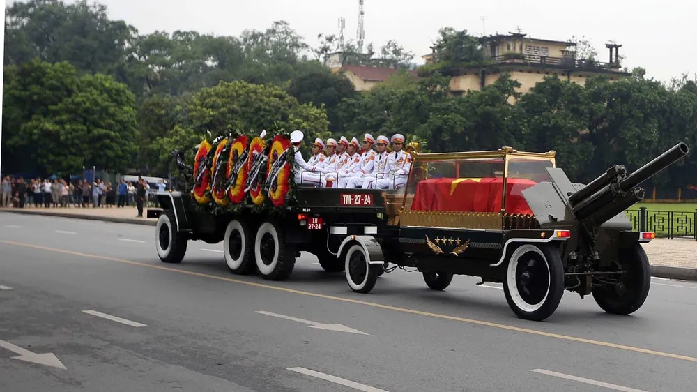 Xúc động tiễn đưa Chủ tịch nước Trần Đại Quang về nơi an nghỉ cuối cùng ảnh 28