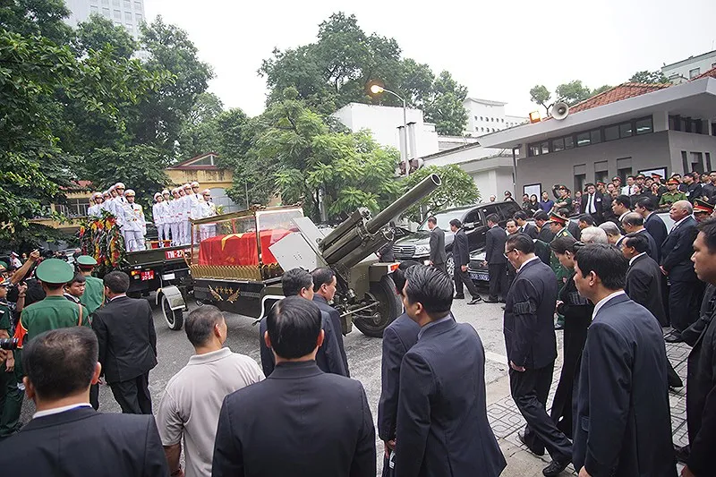 Xúc động tiễn đưa Chủ tịch nước Trần Đại Quang về nơi an nghỉ cuối cùng ảnh 23