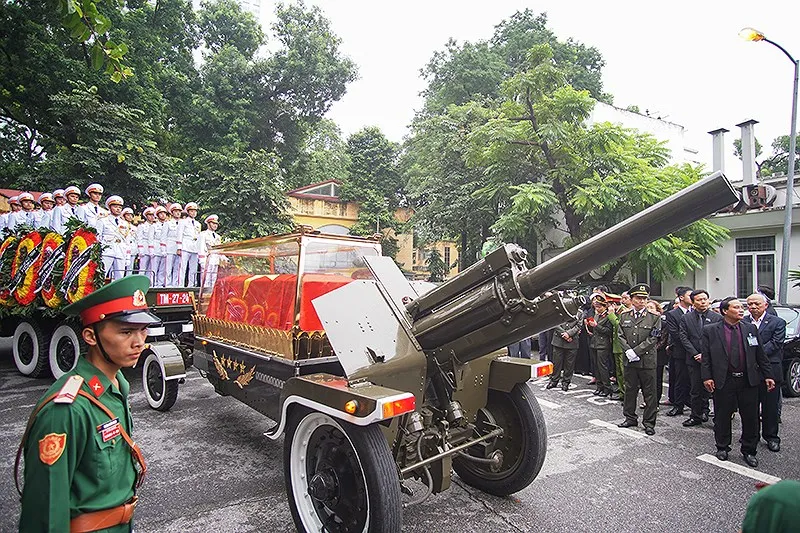 Xúc động tiễn đưa Chủ tịch nước Trần Đại Quang về nơi an nghỉ cuối cùng ảnh 24