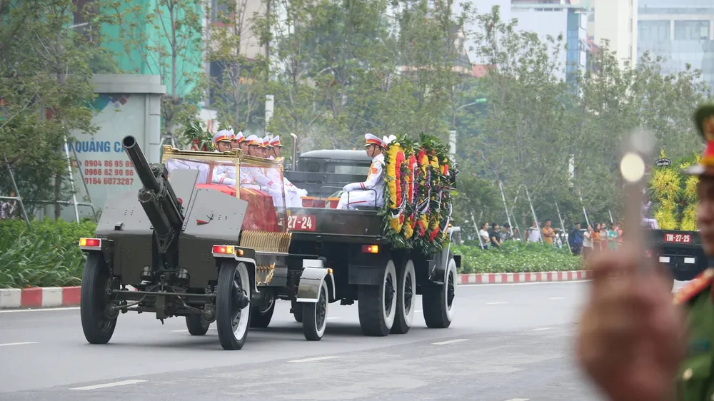 Xúc động tiễn đưa Chủ tịch nước Trần Đại Quang về nơi an nghỉ cuối cùng ảnh 33