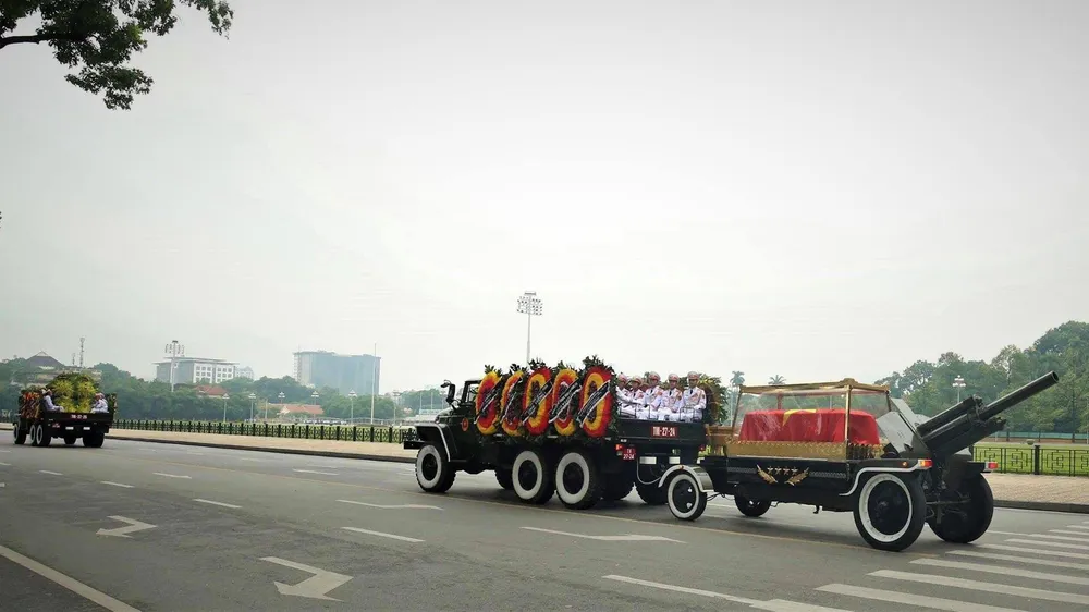 Xúc động tiễn đưa Chủ tịch nước Trần Đại Quang về nơi an nghỉ cuối cùng ảnh 32