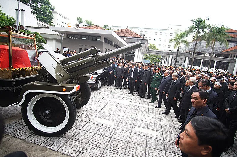 Xúc động tiễn đưa Chủ tịch nước Trần Đại Quang về nơi an nghỉ cuối cùng ảnh 22