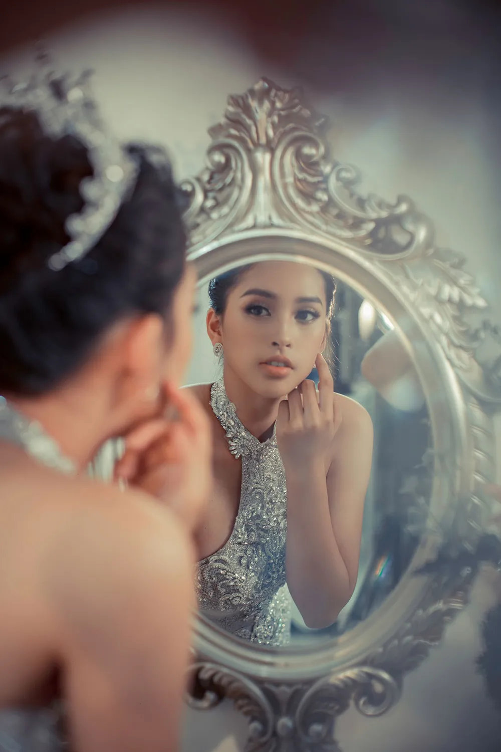 Hoa hậu Trần Tiểu Vy: Mang hơi ấm từ ngọn lửa nhỏ ảnh 1