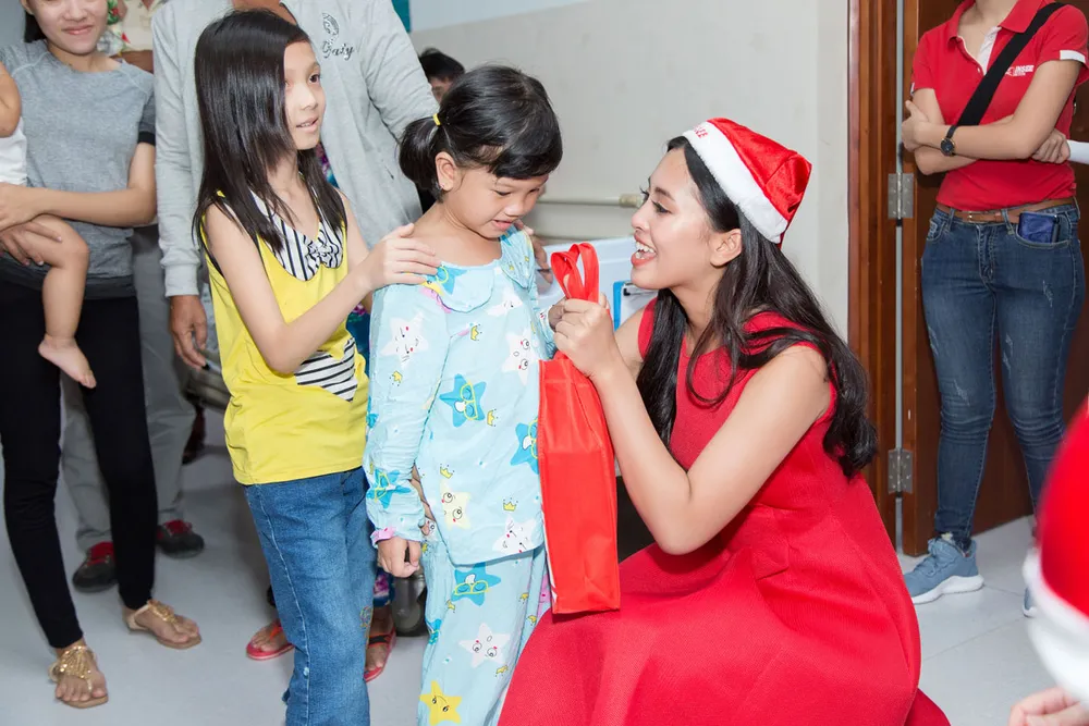 Hoa hậu Trần Tiểu Vy: Mang hơi ấm từ ngọn lửa nhỏ ảnh 5