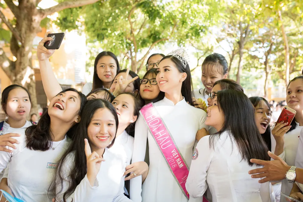 Hoa hậu Trần Tiểu Vy: Mang hơi ấm từ ngọn lửa nhỏ ảnh 2