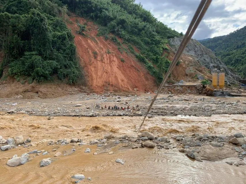 Thêm một vụ sạt lở vùi lấp 11 người tại Quảng Nam, 200 công nhân thủy điện bị cô lập ảnh 2