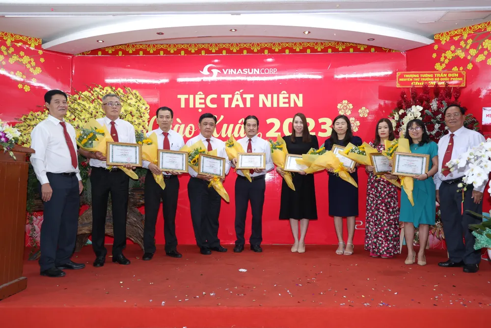 Khen thưởng các tập thể xuất sắc trong năm