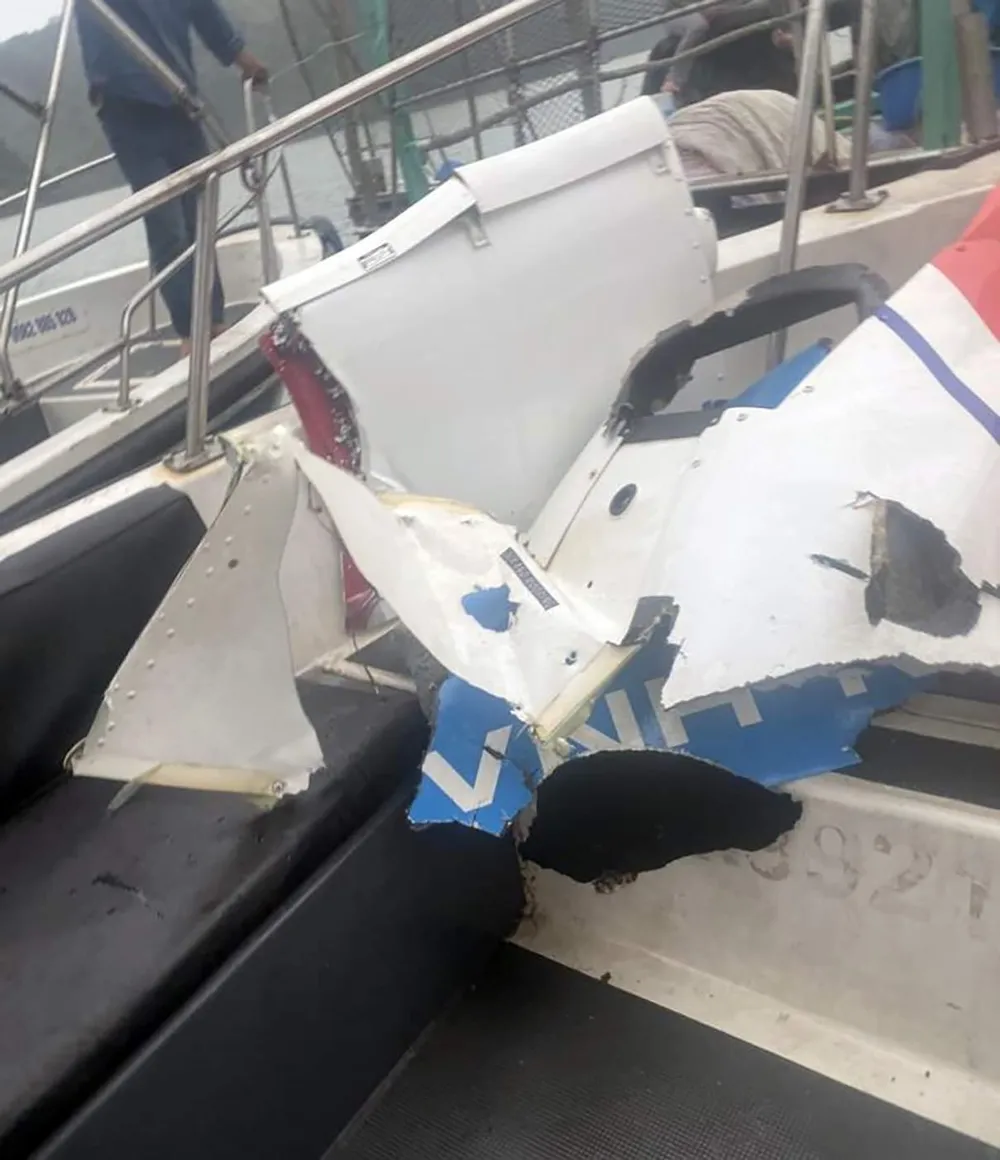 Các mảnh vỡ máy bay được tìm thấy ở khu vực máy bay Bell-505, số hiệu VN-8650 bị nạn chiều tối ngày 5-4. Ảnh: CTV Các mảnh vỡ máy bay được tìm thấy ở khu vực máy bay Bell-505, số hiệu VN-8650 bị nạn chiều tối ngày 5-4. Ảnh: CTV