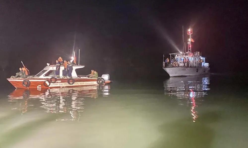 Lực lượng tìm kiếm cứu nạn huy động phương tiện tập trung tìm kiếm các nạn nhân. Ảnh: Báo Quảng Ninh Lực lượng tìm kiếm cứu nạn huy động phương tiện tập trung tìm kiếm các nạn nhân. Ảnh: Báo Quảng Ninh