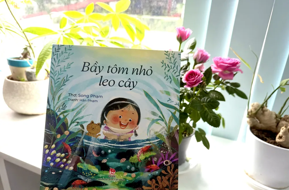 Tập thơ "Bầy tôm nhỏ leo cây". Thơ: Song Phạm. Tranh: Hân Phạm. NXB Kim Đồng.