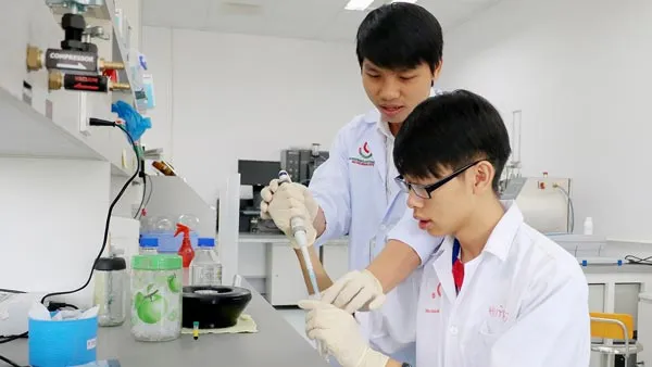 Vũ Bảo được hướng dẫn các thao tác trong nghiên cứu tại Trung tâm Công nghệ sinh học TPHCM