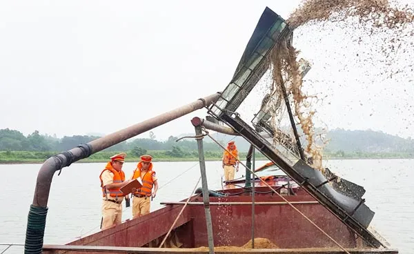 Bắt một sà lan khai thác cát trái phép trên sông Ngàn Sâu