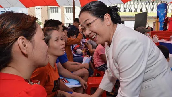 Phó Bí thư Thành ủy TPHCM Võ Thị Dung thăm hỏi công nhân tại buổi lễ