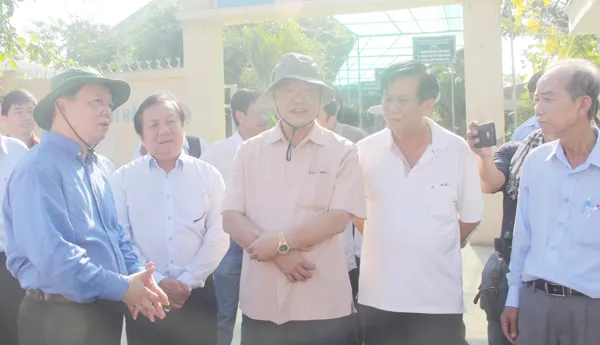  Bộ trưởng Trần Hồng Hà và đoàn công tác đến khảo sát sạt lở ở sông Vàm Nao vào sáng nay, 26-4