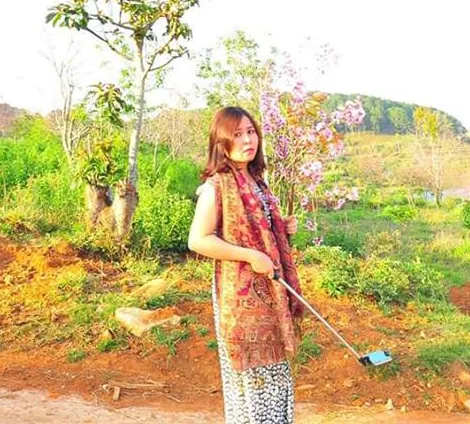 Hình ảnh bà Phạm Thị Minh Hiếu bẻ hoa mai anh đào lan truyền trên mạng xã hội