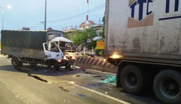 Xe tải húc vào đuôi xe container, tài xế tử vong ảnh 1