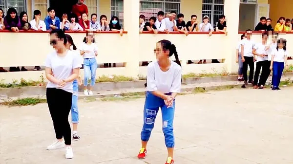 Nhóm học sinh lớp 12 một trường THPT ở Cà Mau biểu diễn nhảy dân vũ  trên nền nhạc của một ca khúc nhảm nhí
