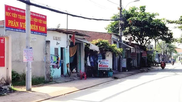 Tại khu đất tiếp giáp đường 138, từ năm 1990 đến nay đã có 63 trường hợp chiếm dụng                                        đất xây nhà không phép                         Ảnh: TRẦN YÊN