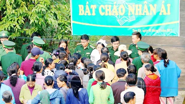 Rất đông bệnh nhân và thân nhân đến nhận cháo