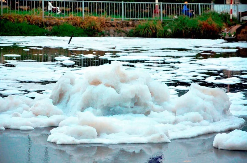 Bọt trắng như tuyết nổi đầy kênh Tàu Hủ ảnh 2