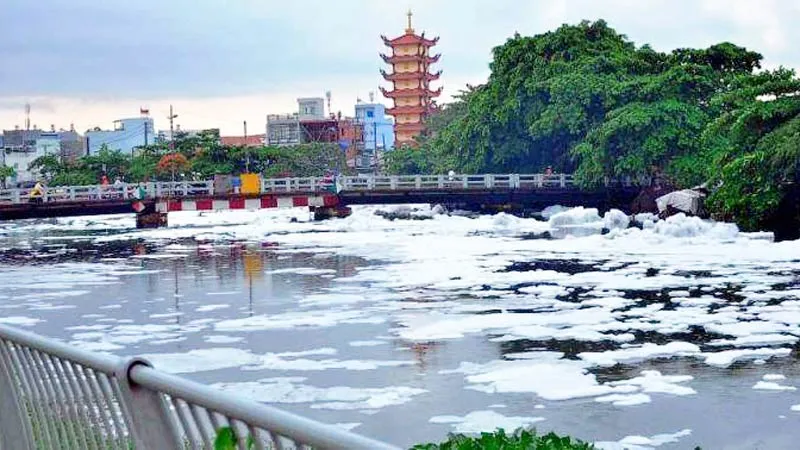 Bọt trắng như tuyết nổi đầy kênh Tàu Hủ ảnh 3